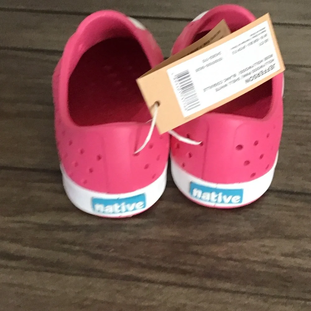 NEW Native Girls Bright Pink Water Shoes - Picture 2 of 4
